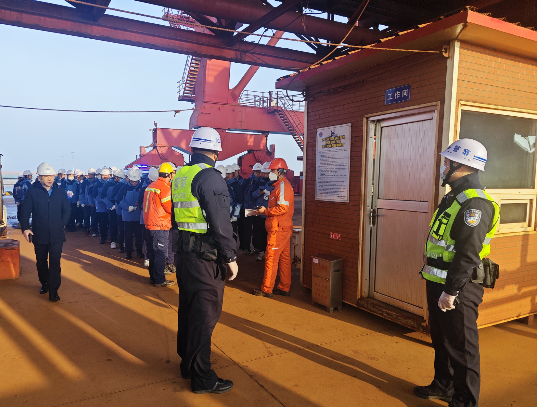 Kaiyun：董家口出入境邊防檢查站優(yōu)質服務中遠海運集團掛職船員政委培訓班登輪參觀見學(圖1)