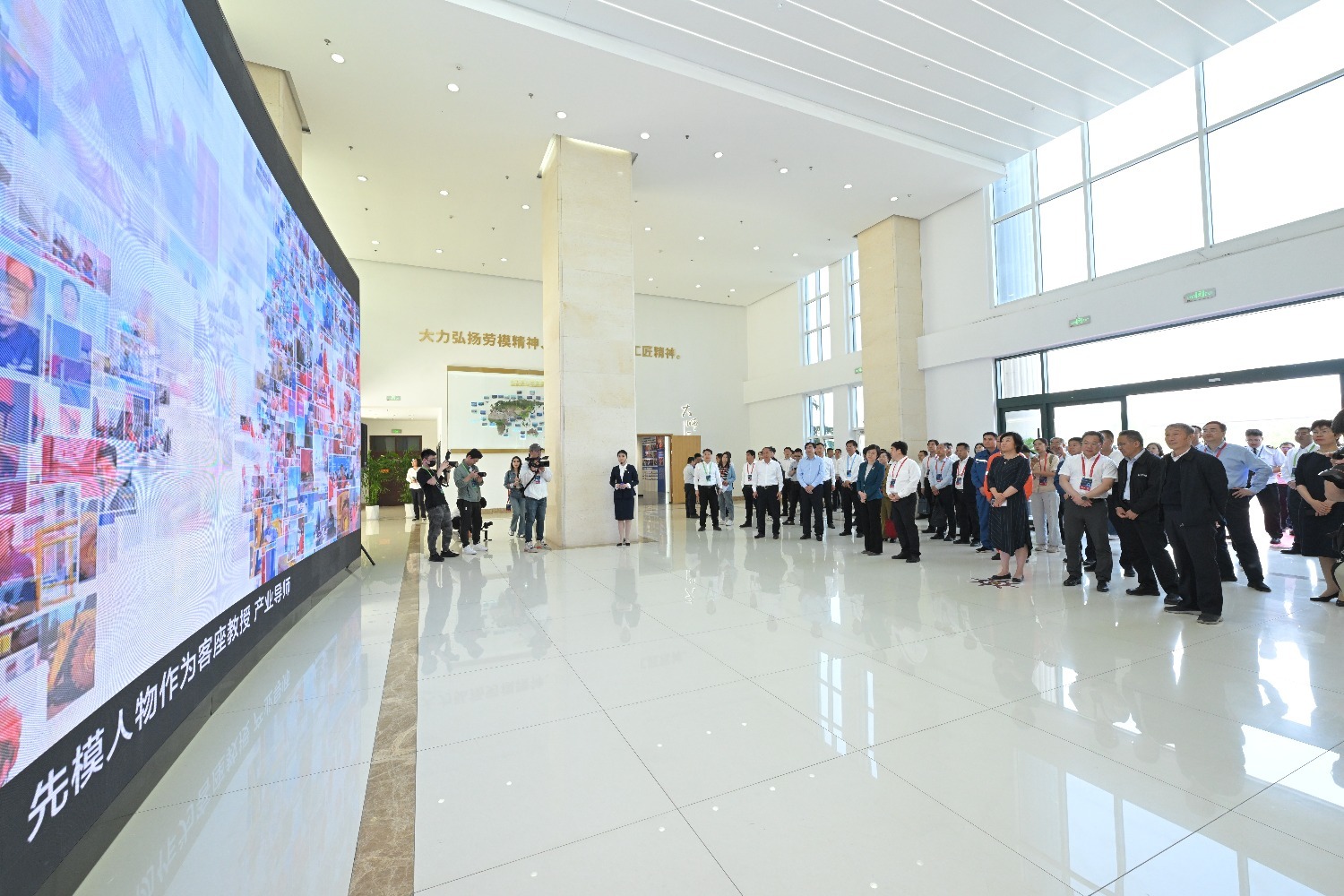 “雙主體、融合式、規(guī)范化”鍛造山東港口企業(yè)辦學(xué)的“港灣”職教新范式——教育部、省市領(lǐng)導(dǎo)蒞臨青島港灣職業(yè)技術(shù)學(xué)院開展職業(yè)教育周觀摩活動(dòng)(圖1)