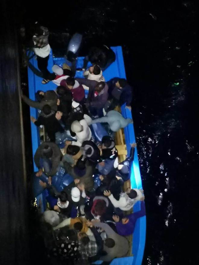 Kaiyun：地中海上13小時(shí)深夜大營(yíng)救！山東威海外派船員救起36名遇險(xiǎn)人員(圖2)