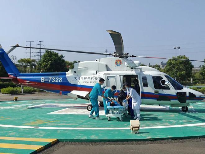 Kaiyun：緊急救援專業(yè)救助直升機連續(xù)出動 在福建海域成功救起2名傷病船員并直飛送醫(yī)(圖3)