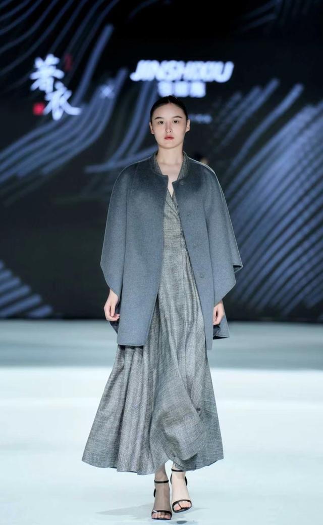 從2024中國(guó)西部高級(jí)定制周看 成都服裝產(chǎn)業(yè)如何做到1+1=11？(圖2)