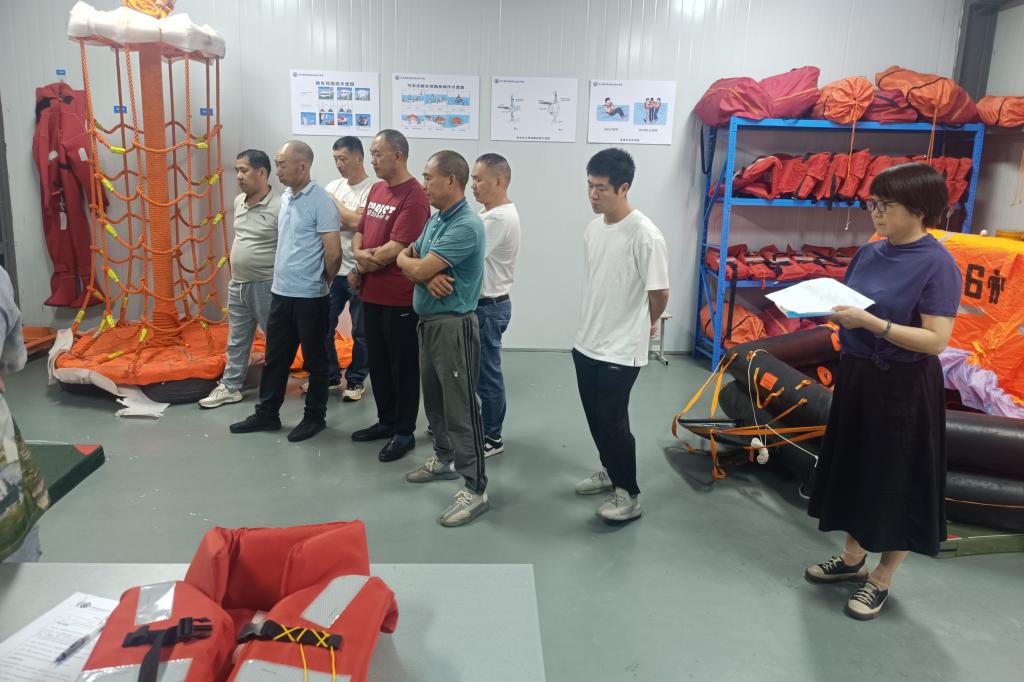 中國漁業(yè)互助保險社大連分社為科考船“淞航”號開展航前安全培訓(xùn)(圖1)
