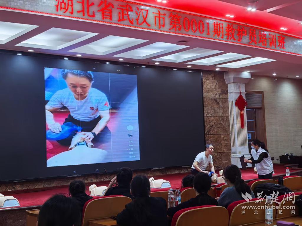 Kaiyun：“萬人持證”計(jì)劃啟動(dòng)！紅十字救護(hù)員培訓(xùn)在武漢船院開班(圖2)