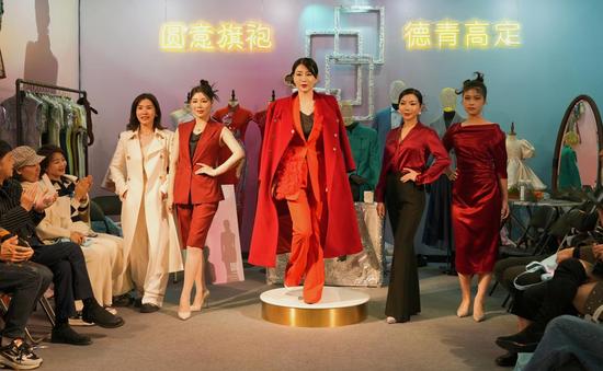 團(tuán)服職業(yè)裝產(chǎn)業(yè)進(jìn)入分級(jí)時(shí)代！京東攜手權(quán)威機(jī)構(gòu)推動(dòng)團(tuán)體服裝定制產(chǎn)業(yè)標(biāo)準(zhǔn)升級(jí)(圖1)